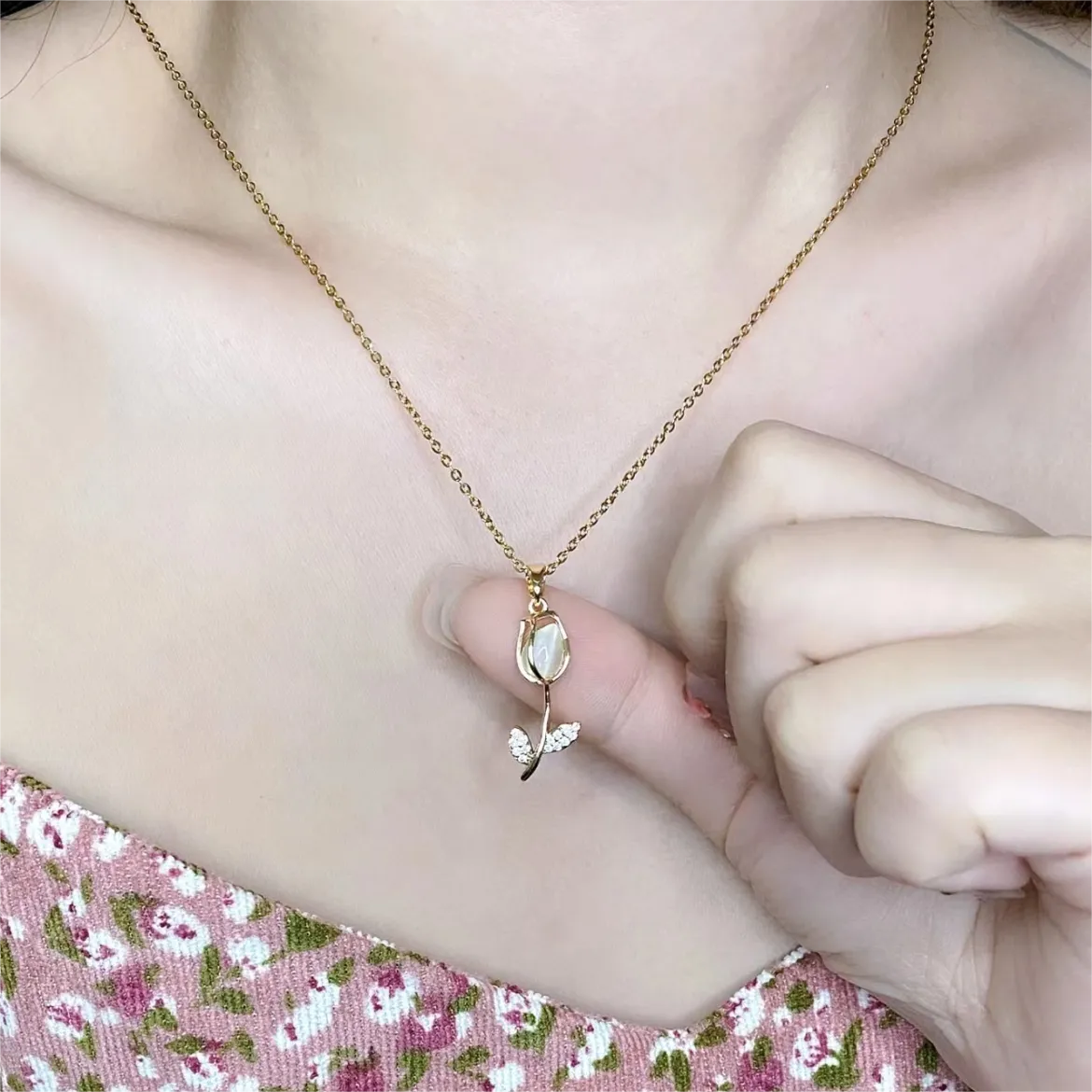 Elegant Rhinestone Crystal Tulip Pendant Necklace