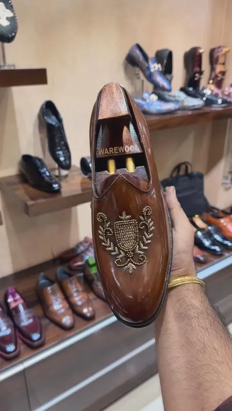 Fashion embroidered shiny leather shoes
