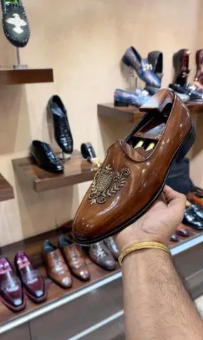 Fashion embroidered shiny leather shoes