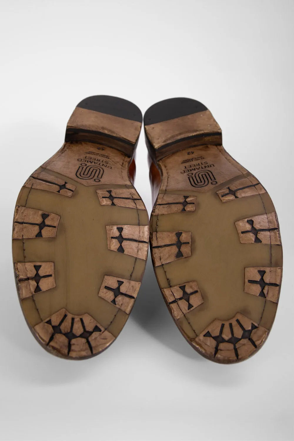 KNIGHTON moss-green low chukka boots.